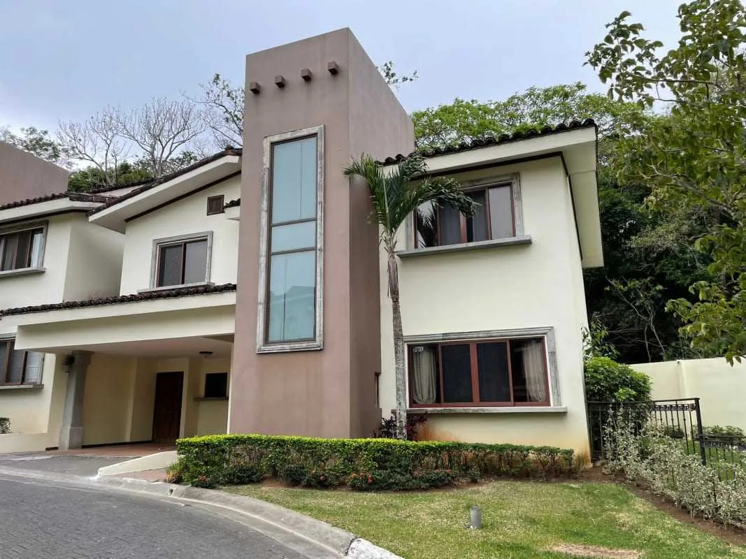 A la venta linda casa de dos plantas en condominio, Ciudad Colón - foto 2