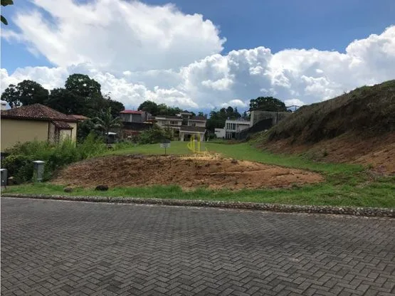 Lote residencial de 652 m2 en venta, Condominio Bosque Escondido. Brasil de Mora