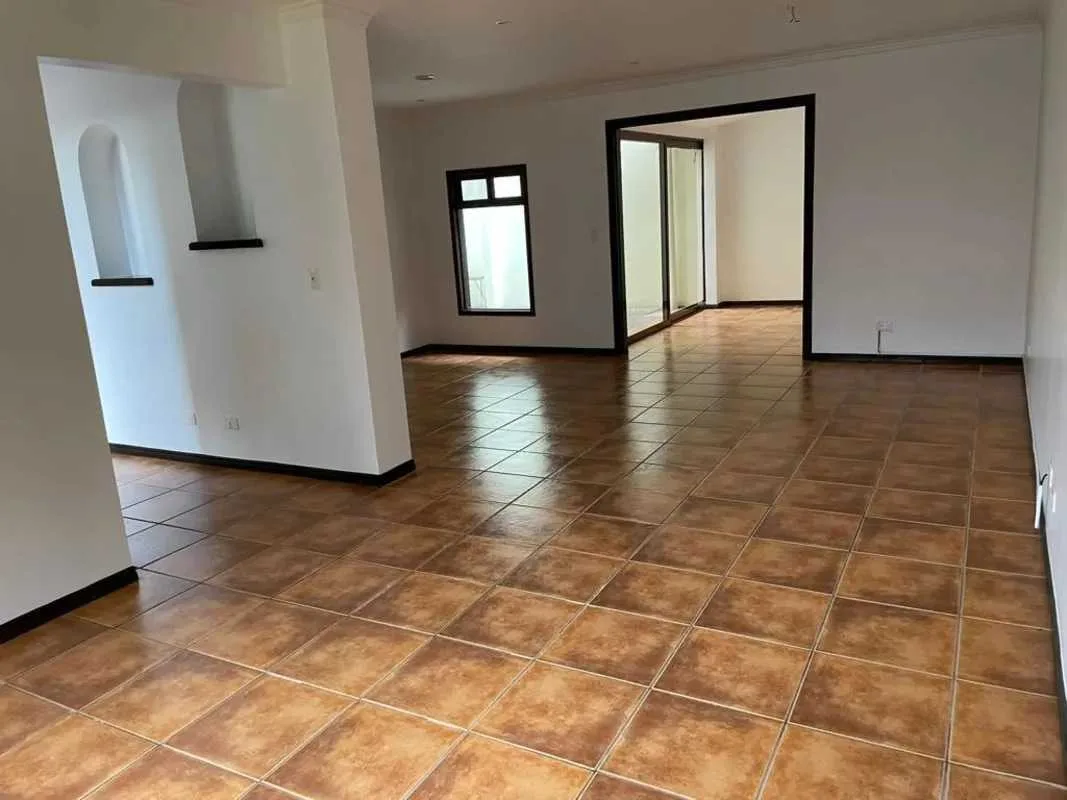 A la venta linda casa de dos plantas en condominio, Ciudad Colón - foto 3
