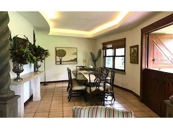 En venta casa de una planta rodeada de jardines, Brasil de Santa Ana - foto 6