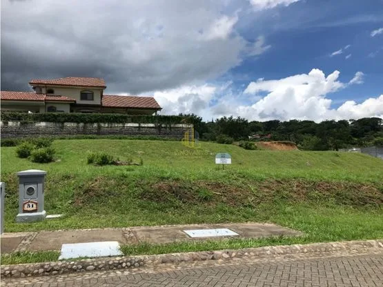Lote residencial de 663 m2 en venta, Condominio Bosque Escondido. Brasil de Mora