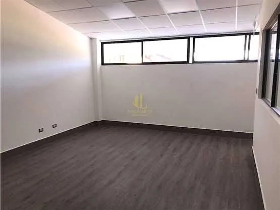 Local comercial remodelado de 135 m2 en alquiler, Guachipelín de Escazú - foto 4