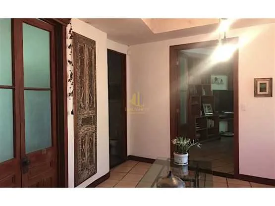 En venta casa de una planta rodeada de jardines, Brasil de Santa Ana - foto 3