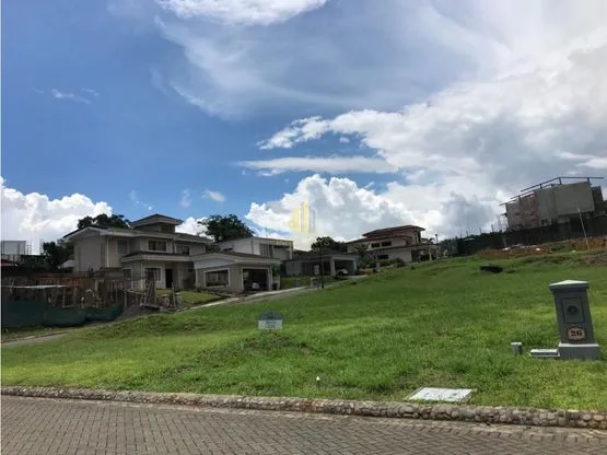 Lote residencial de 716 m2 en venta, Condominio Bosque Escondido. Brasil de Mora