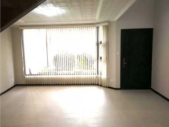 En alquiler casa remodelada en condominio, Sabana Sur - foto 3