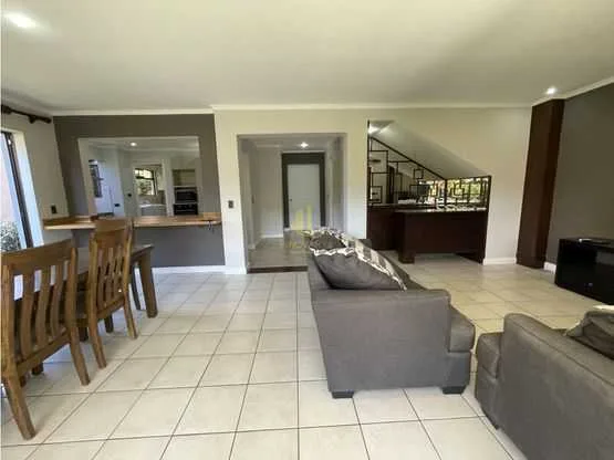 Casa de tres niveles en venta, Condominio Balcones de Santa Ana - foto 2