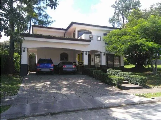 En venta casa de dos plantas en Condominio Bosque Dorado, Piedades de Santa Ana
