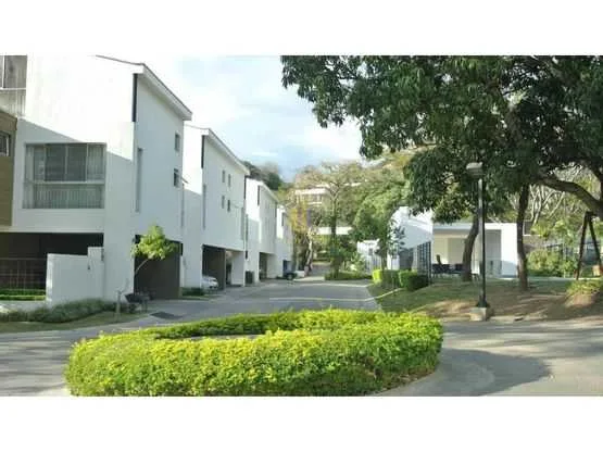 Casa de tres niveles en alquiler y venta, Condominio Valle Soleado. Pozos de Santa Ana - foto 3
