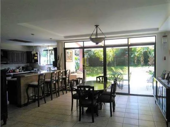 En venta casa de dos plantas en Condominio Bosque Dorado, Piedades de Santa Ana - foto 5