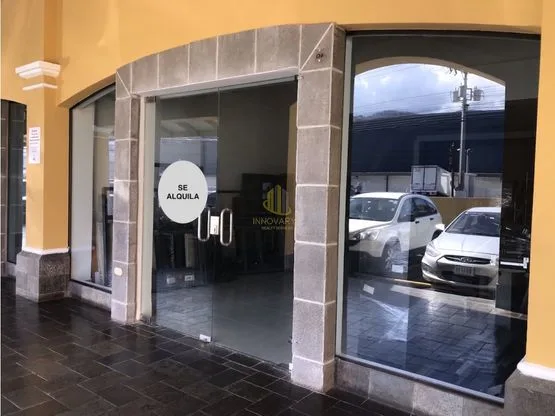 Local comercial remodelado de 135 m2 en alquiler, Guachipelín de Escazú