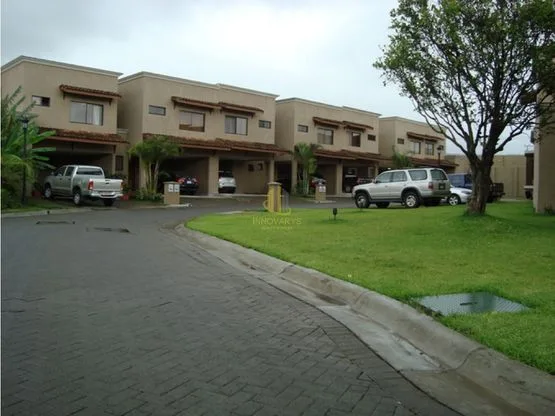 Casa en condominio disponible en venta, Pozos de Santa Ana
