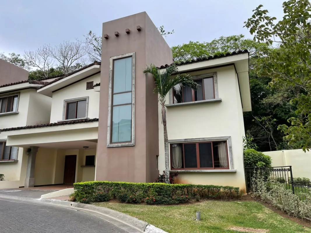 A la venta linda casa de dos plantas en condominio, Ciudad Colón