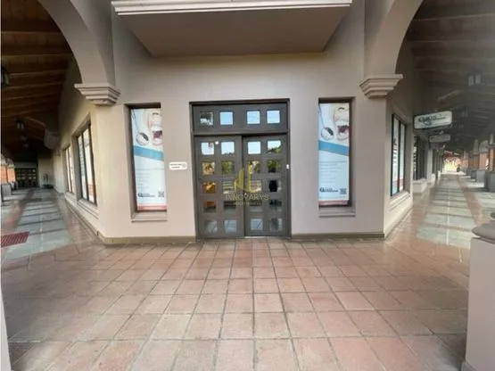 Local comercial de 150 m2 en alquiler, CC Trejos Montealegre