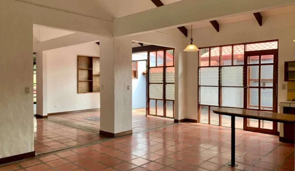 Alquiler  de Casa en Santa Ana #71 - foto 2