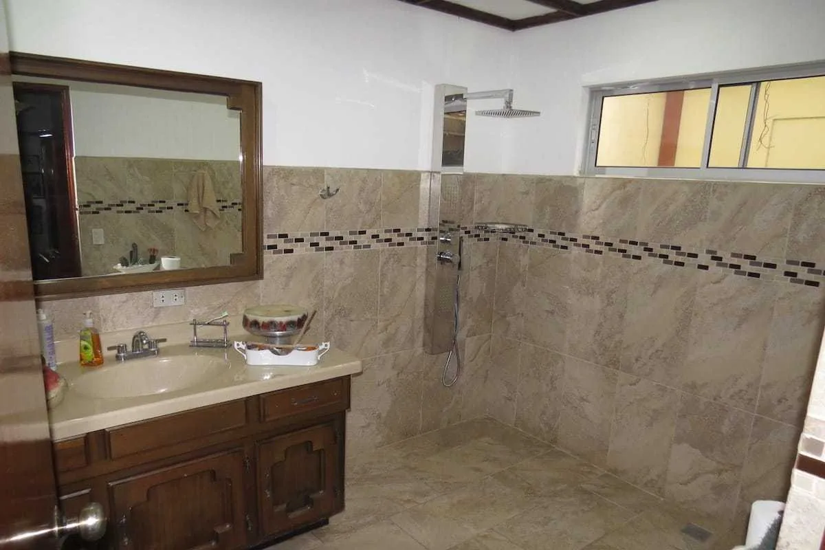 Alquiler de casa en Alajuela centro, Urbanización La Tropicana, $1.500= - foto 4