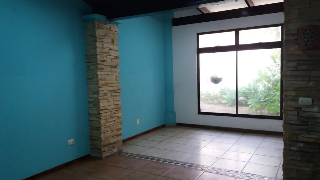 Alquiler de oficina Alajuela centro, 20 m2, 165.000 colones.