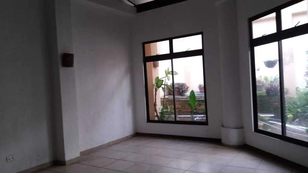 Alquiler de oficina Alajuela centro, 20 m2, 165.000 colones. - foto 3