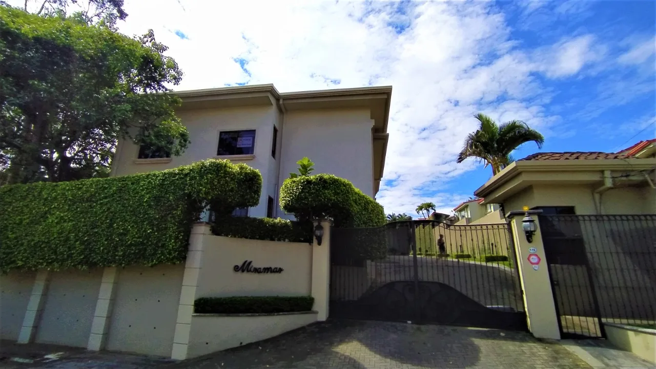 Casa En Venta En Condominio San Rafael De Escazú Cerca Del Centro Comercial La Paco.