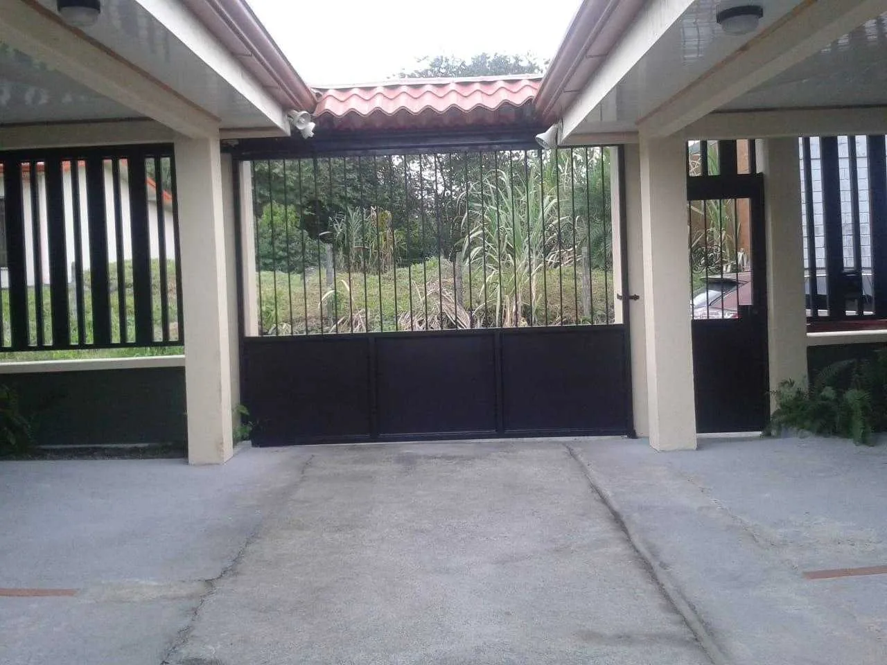 GRAN OPORTUNIDAD GUAPILES Propiedad con 4 apartamentos. Precio Venta; US$ 184.000 - foto 2