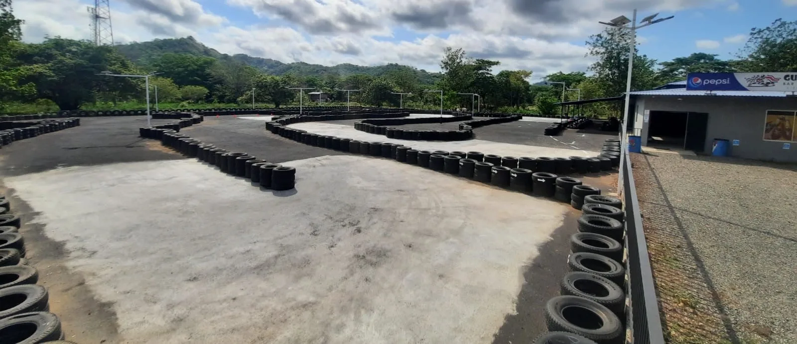 Se vende amplio local comercial, ubicado justo en el cruce de 27 de Abril, Guanacaste. - foto 6