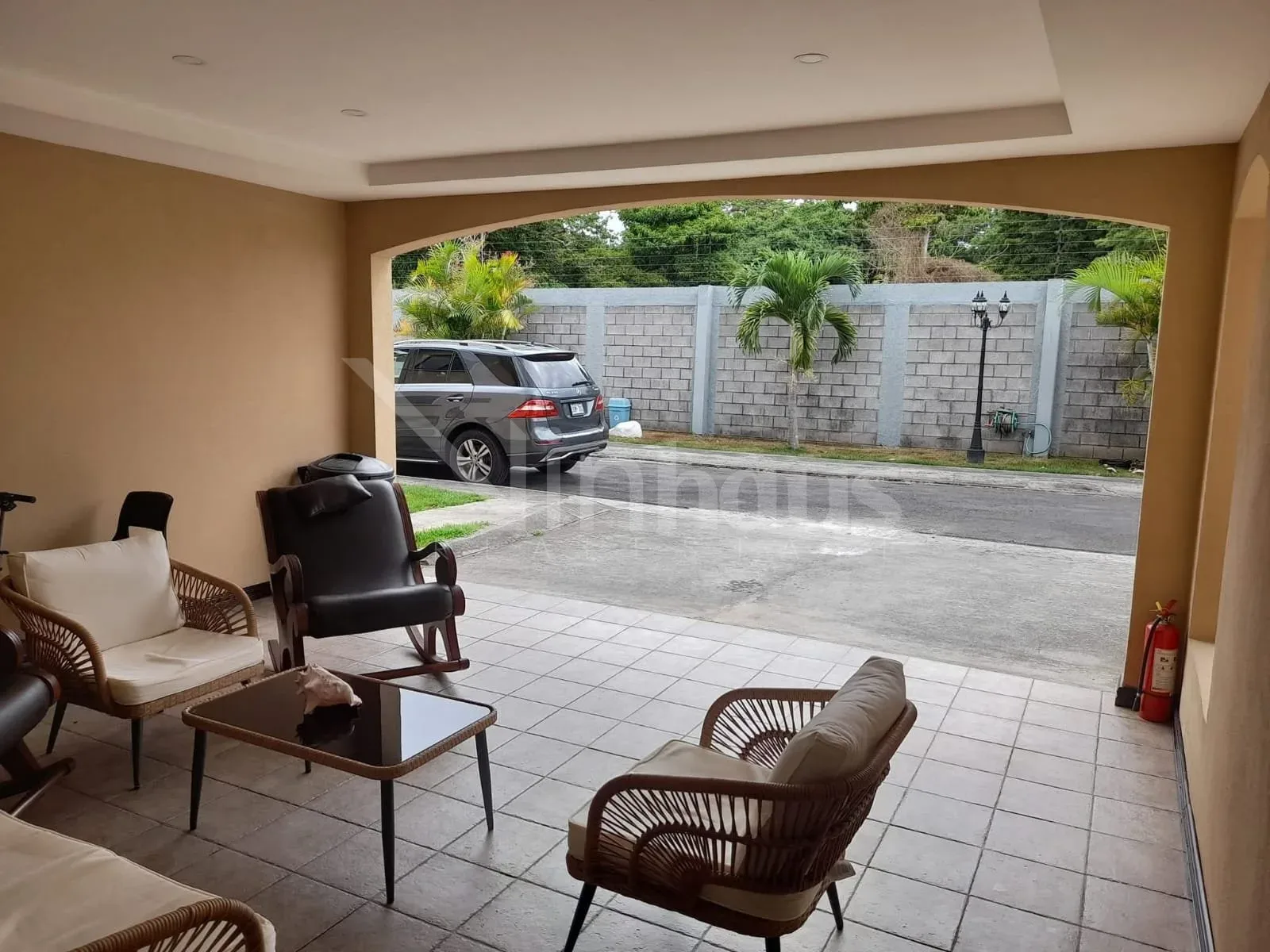 Venta de Condominio con 3 Casas en Lomas de Ayarco - foto 2