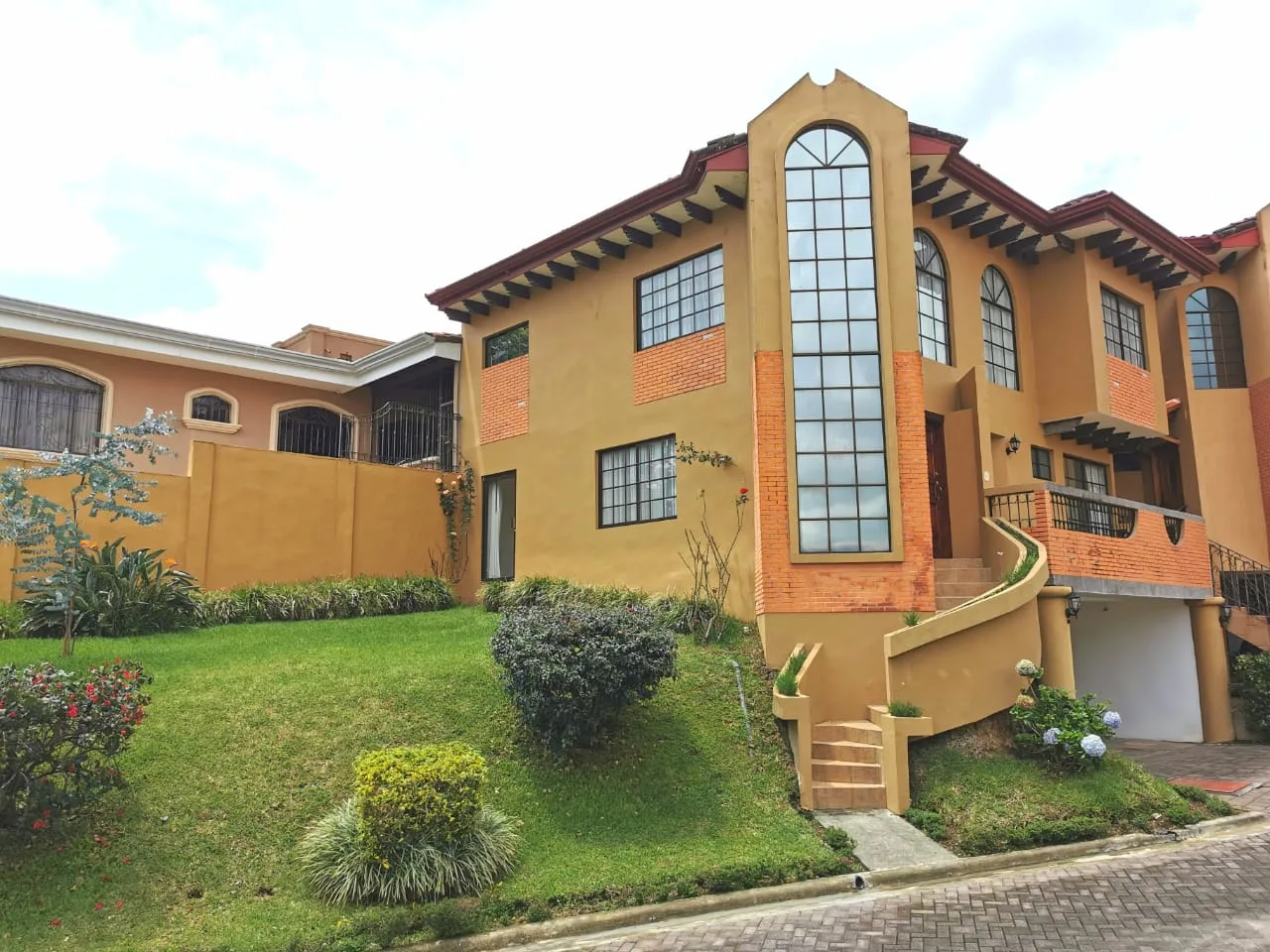Se Vende Casa en Residencial, Granadilla Norte Curridabat, San José.