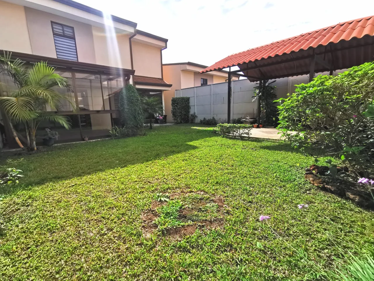 Se Vende Casa en Condominio, La Isla, La Trinidad de Moravia , San José.