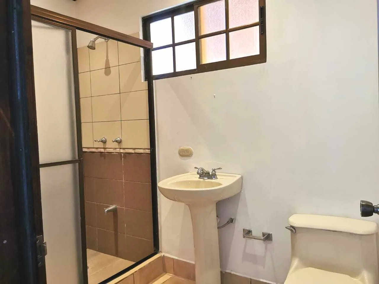 Se Vende Casa en Residencial, Granadilla Norte Curridabat, San José. - foto 4