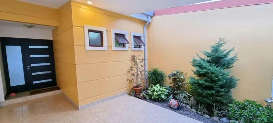 Se Vende Casa en Condominio, Mata de Plátano, Goicoechea, San José.