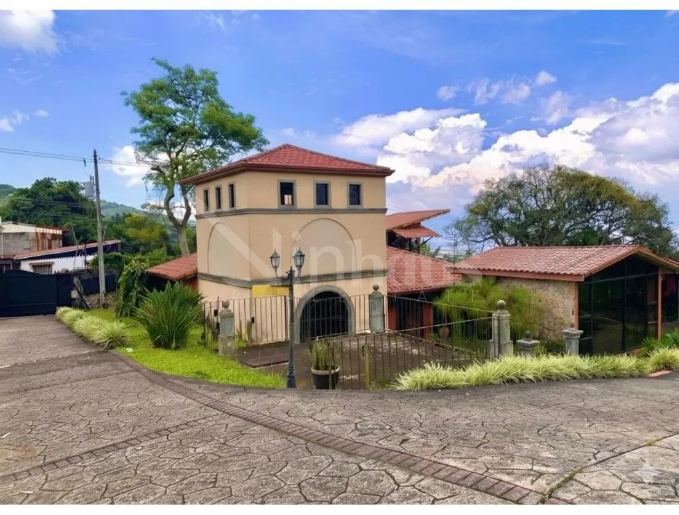 Venta de Casa Colonial en San Antonio de Escazú
