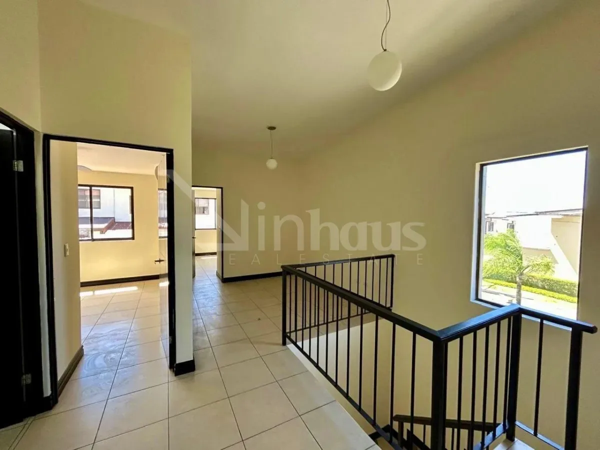 Venta de Casa Esquinera en Condominio Santa Ana Hills - foto 3