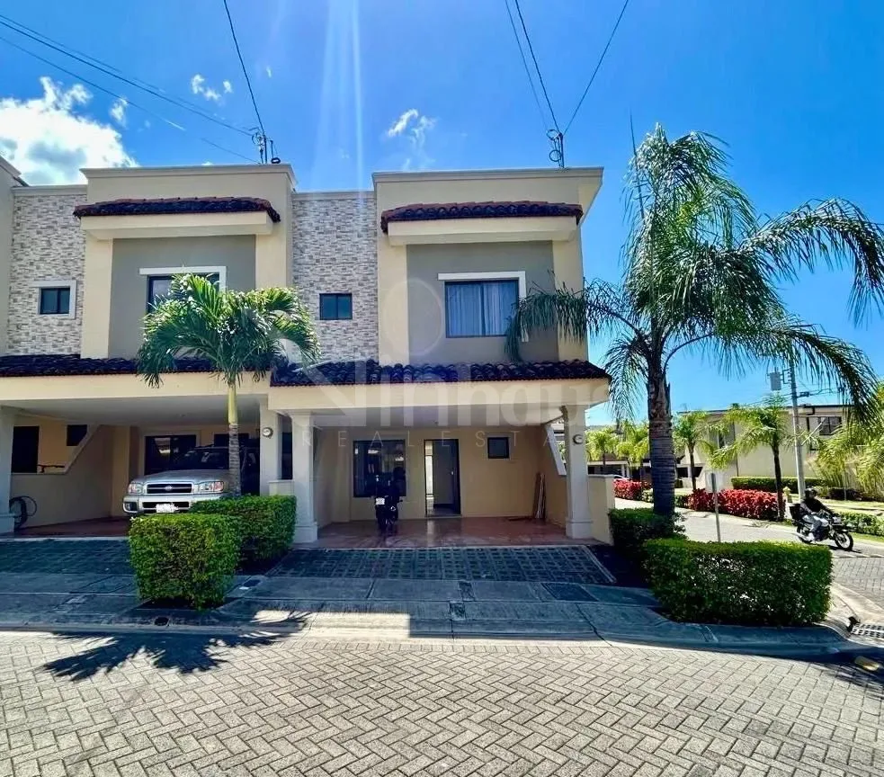 Venta de Casa Esquinera en Condominio Santa Ana Hills