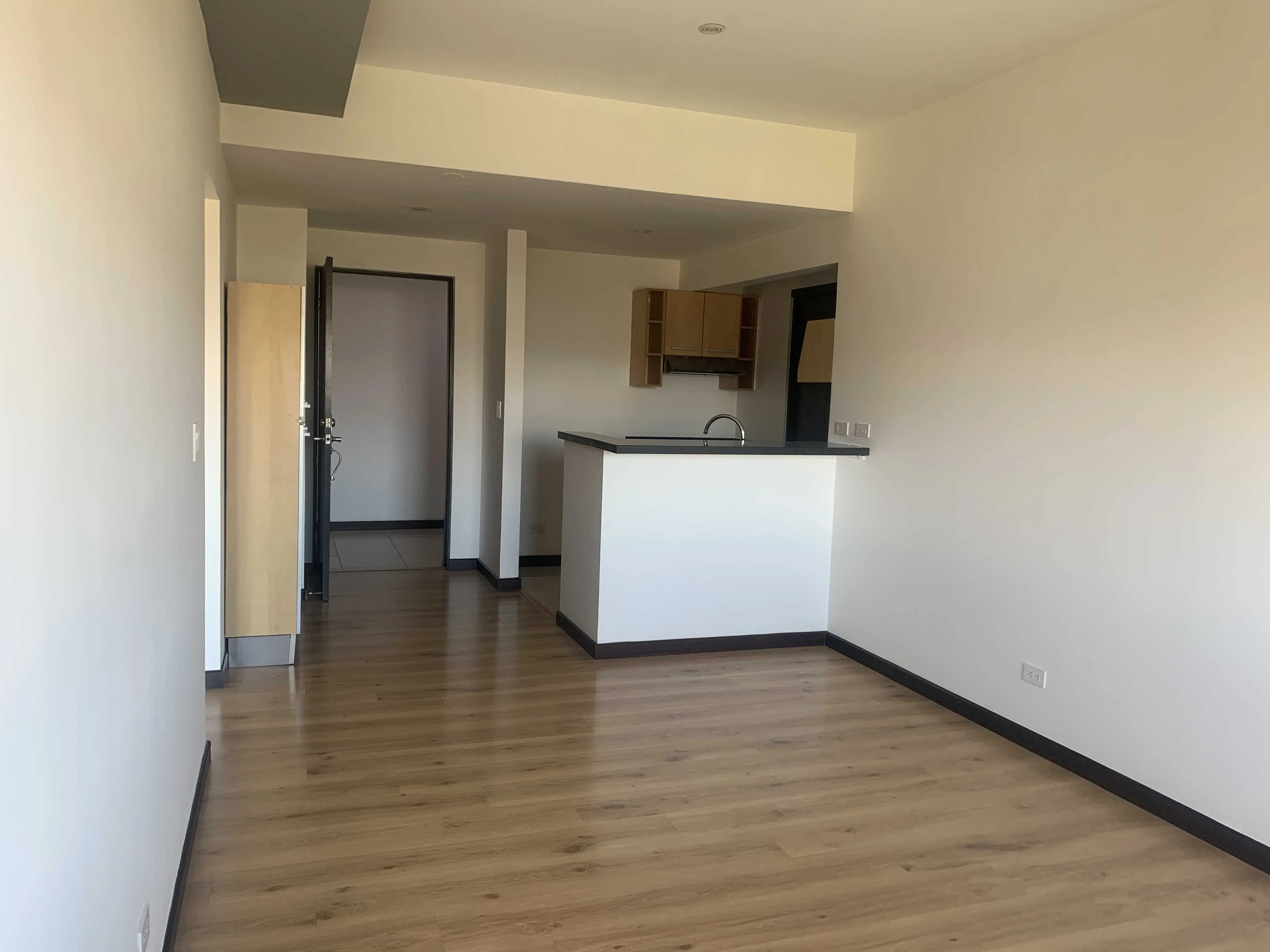 Se alquila lindo y moderno apartamento en Condado del Parque. - foto 2