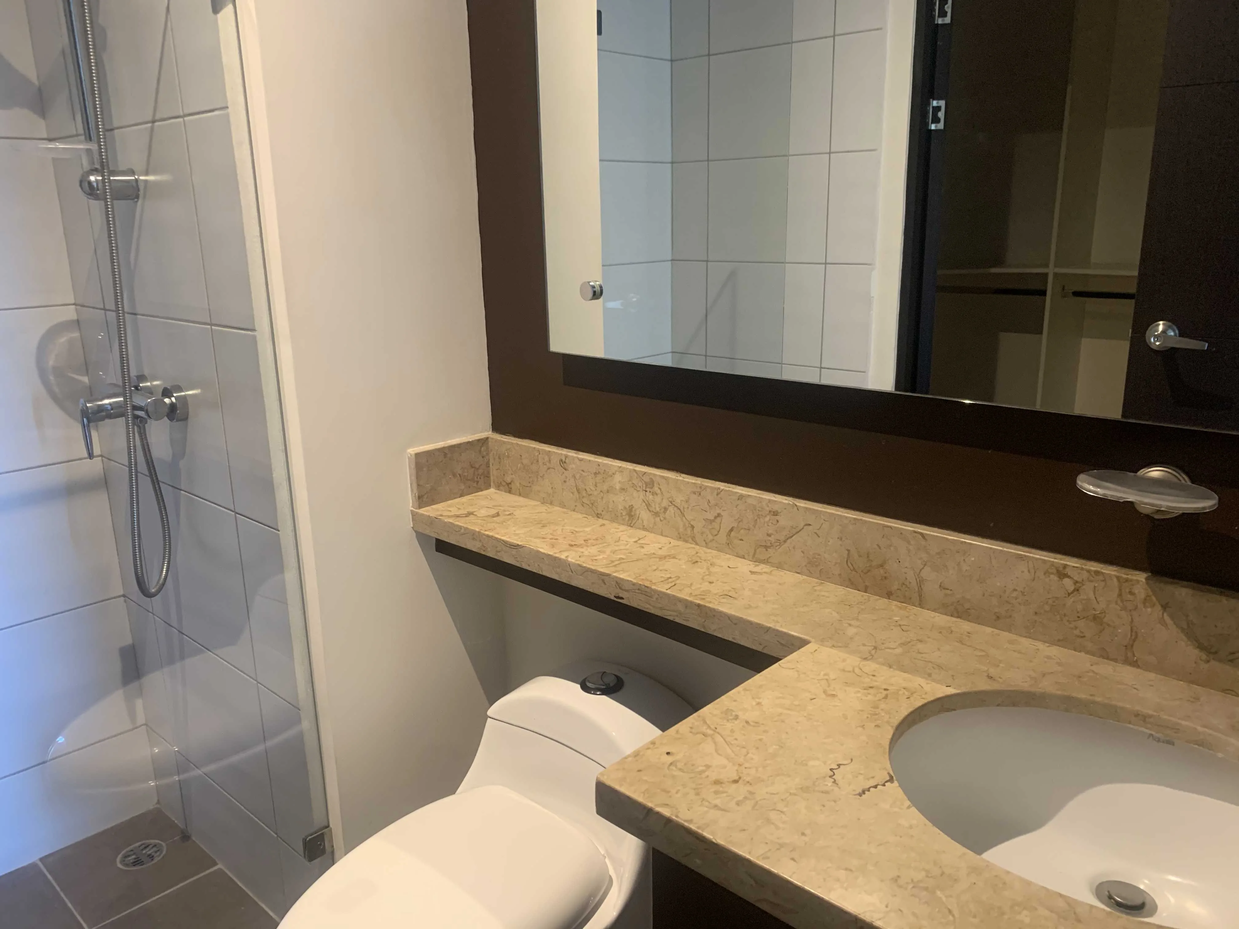 Se alquila lindo y moderno apartamento en Condado del Parque. - foto 4