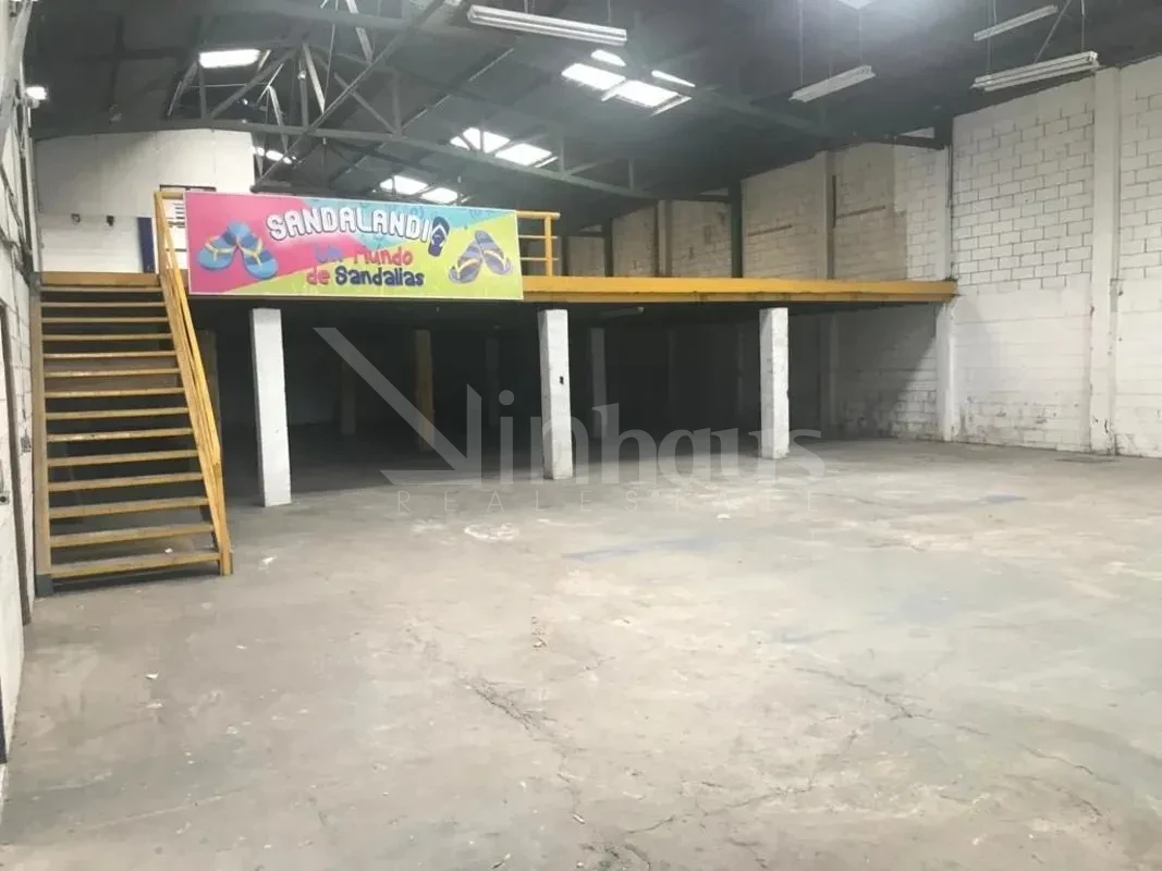 Venta de amplia bodega en San José