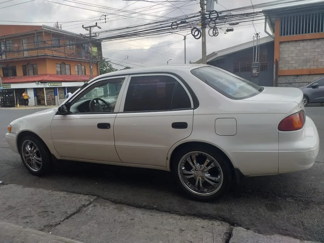 VENTA VEHICULO TOYOTA COROLLA 2000