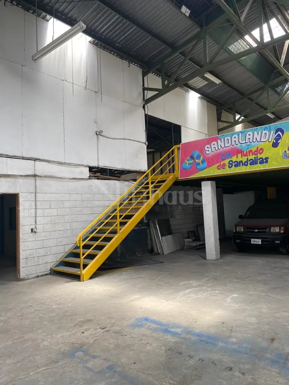 Venta de amplia bodega en San José - foto 2