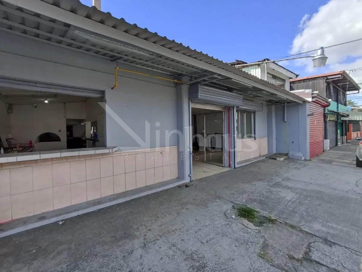 Venta de Local Comercial sobre Calle Principal de San Antonio de Desamparados